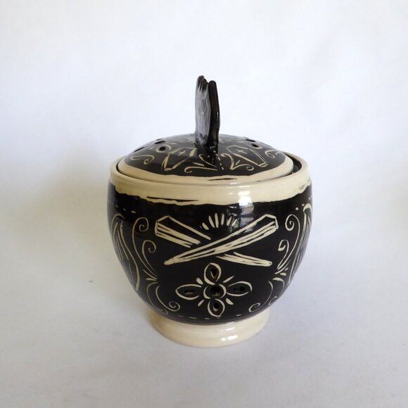 NEW ARTIFACT POTTERY HANDCRAFTED GOTH CERAMIC VAMPIRE BAT DRACULA GARLIC KEEPER - Picture 6 of 16